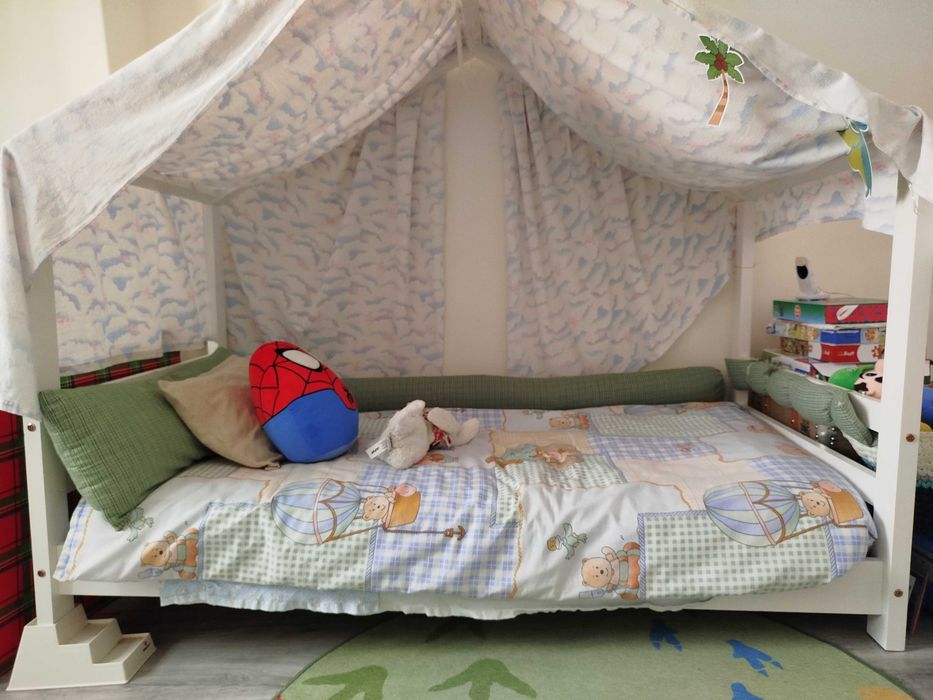 Vendo cama criança estilo Montessori com colchão - medidas 70cmx140cm