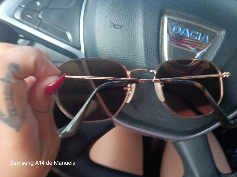 Óculos de sol em bom estado