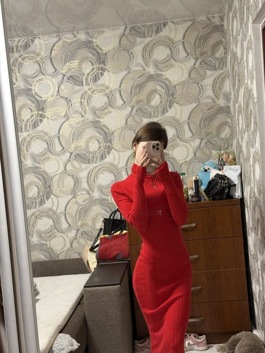 Сукня червоного кольору