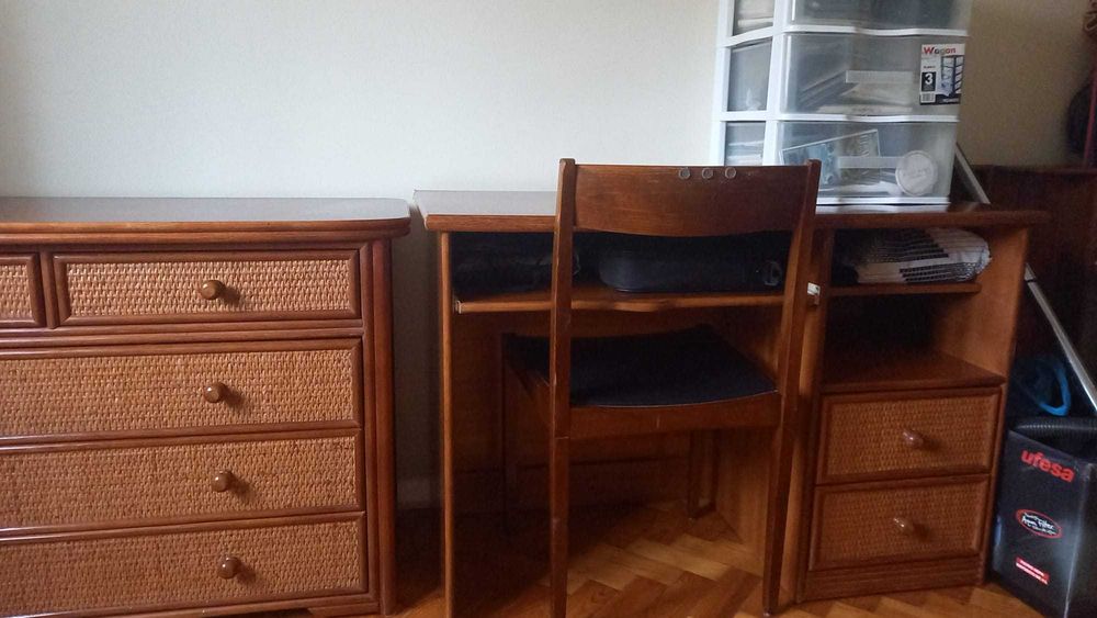 Camas Individuais em Bambu+colchões+cómoda+secretária+cadeira