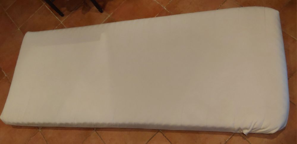 2 COLCHÃO ESPONJA 25€ CADA UM,DE SOLTEIRO E FORRA LAVÁVEL. Casa Quarto Visitas Campismo Viagens.