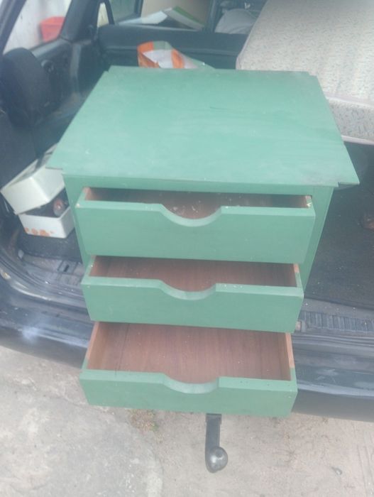 Caixa  com três gavetas em bom estado
