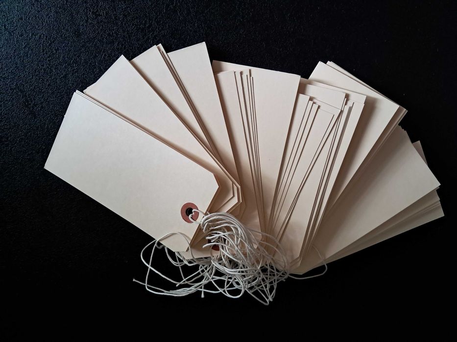 Kartonowe etykiety ze sznurkiem