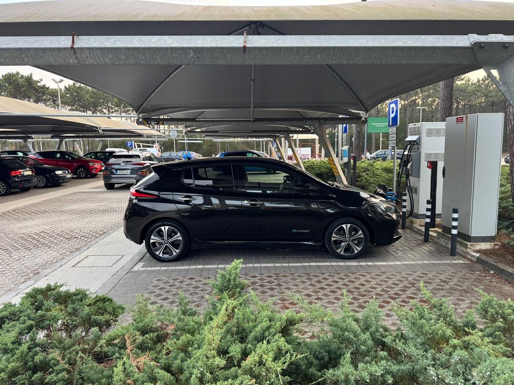 Nissan Leaf N-Connecta Two Tone