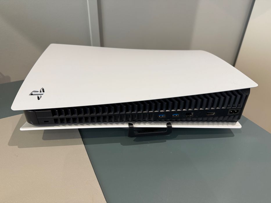 PlayStation 5 Standard Edition ( Leitor de CD’s ) 825gb com comando e cabos
