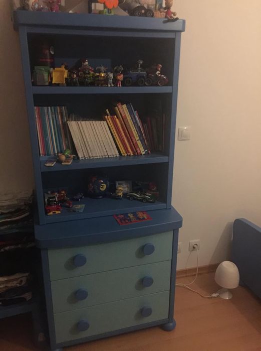 Quarto infantil, cama + mesa cabeceira+ estante e comoda