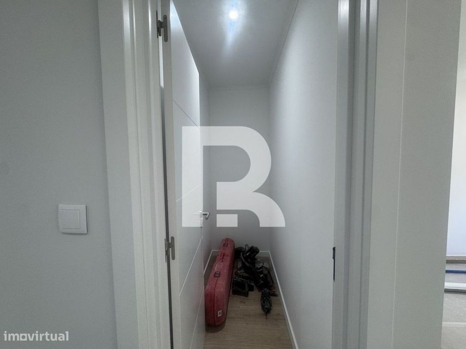 Apartamento T2 com varanda totalmente remodelado na Venteira