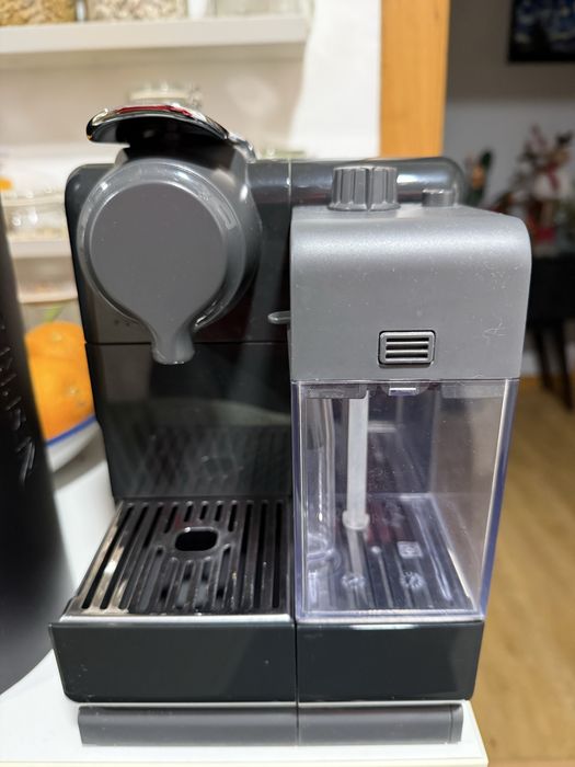 Maquina Cafe Nespresso Lattissima Touch Black + Aeroccino 4 + suporte