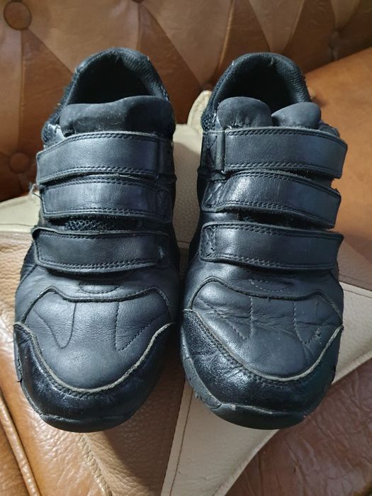 Продам кросіки на липучках для хлопчика,В гарному стані з натуральної