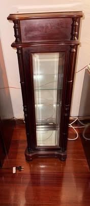 Vitrine / Cristaleira clássica em madeira escura com porta de vidro