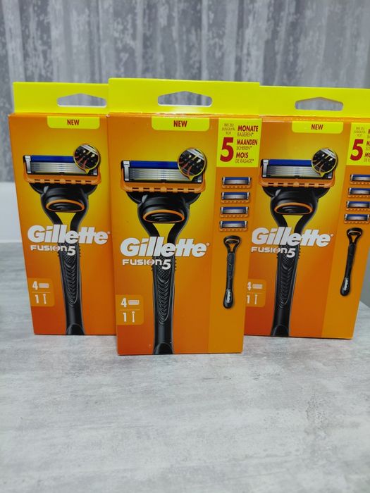 набір для гоління Gillette Fusion 5, що включає бритву та 4  касети