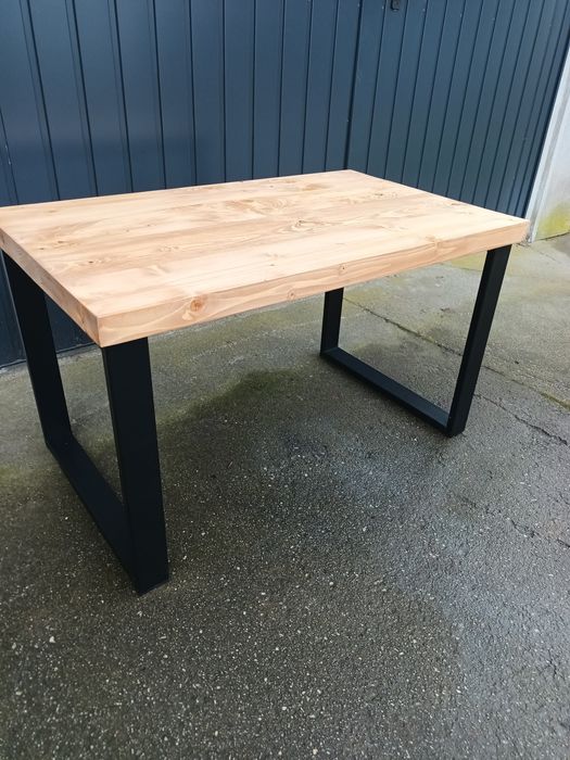 Stolik kawowy z belek drewnianych.