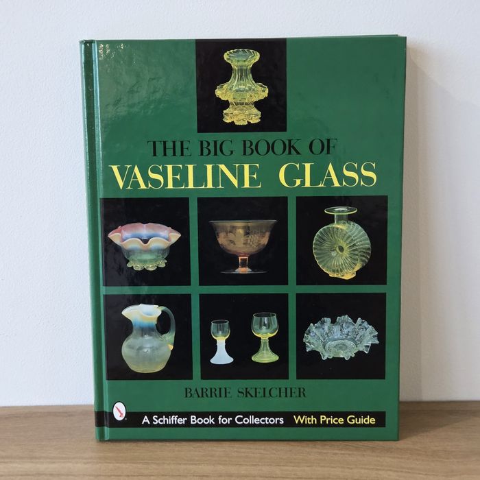 The Big Book of Vaseline Glass - szkło uranowe.