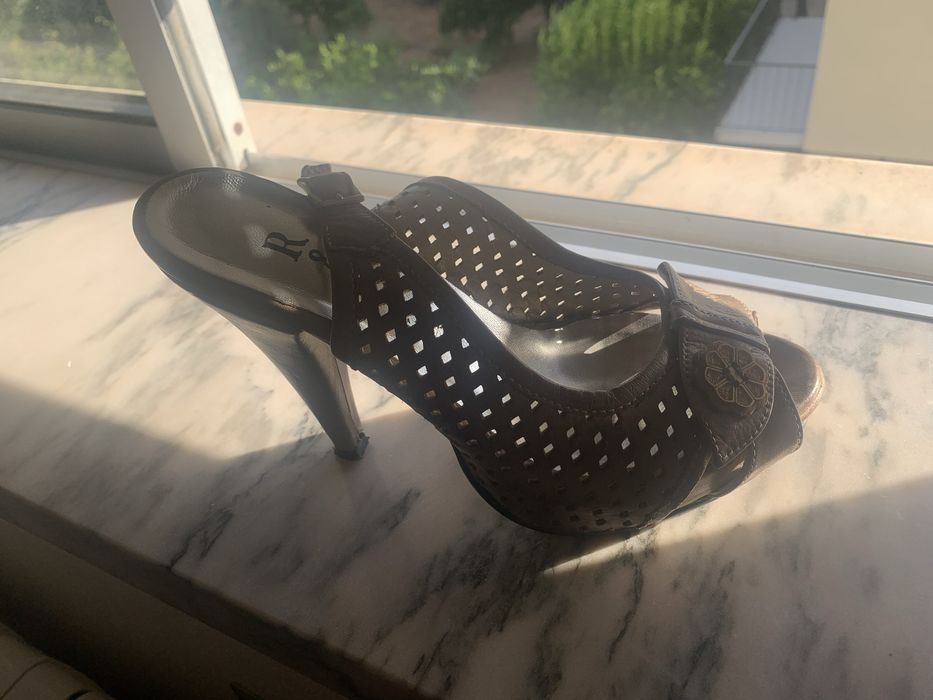 Sandalia bege salto alto