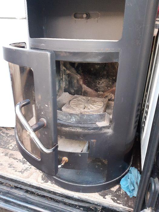 Камін  на  дрова  привезений  з  Чехії.