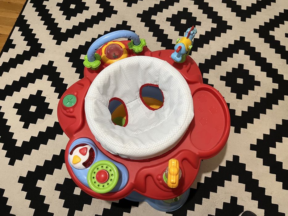 Parque rotativo infantil da Imaginarium com plataforma de salto