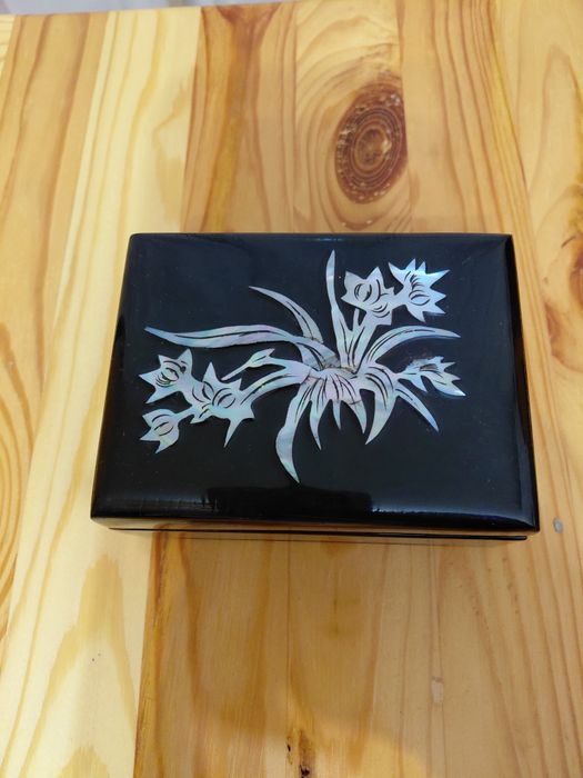 Шкатулка украшена жемчугом