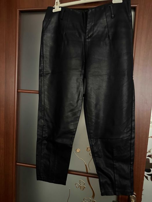Продам черные брюки кожзам  -M-L