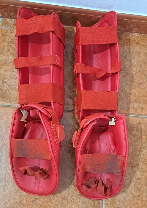 ADIDAS | Caneleira c/ Proteção de Pé amovível WKF (vermelho) - Combate