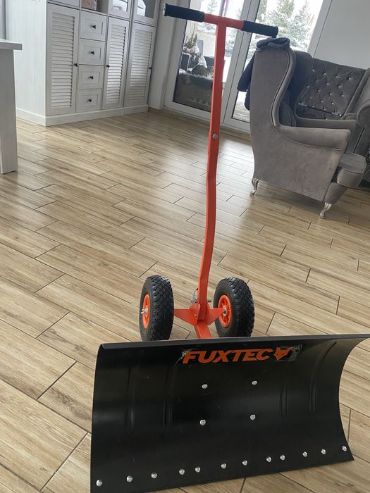 Plug do sniegu FUXTEC na kolach ergonomiczny 75 cm