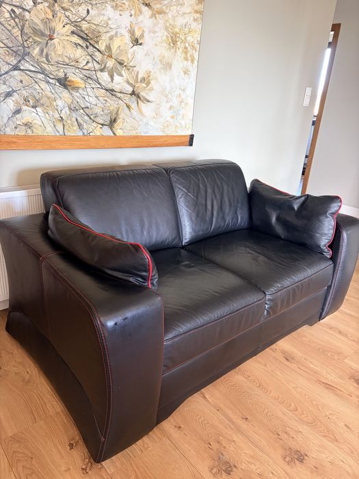 Skórzana kanapa Etap Sofa z pojemnikiem na pościel – stan bardzo dobry