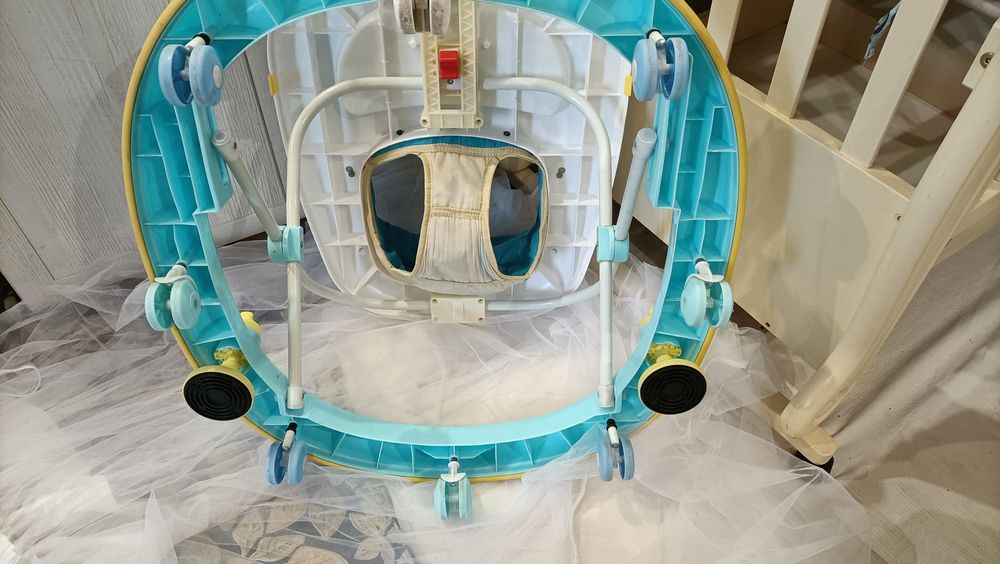 Продам музыкальные ходунки .