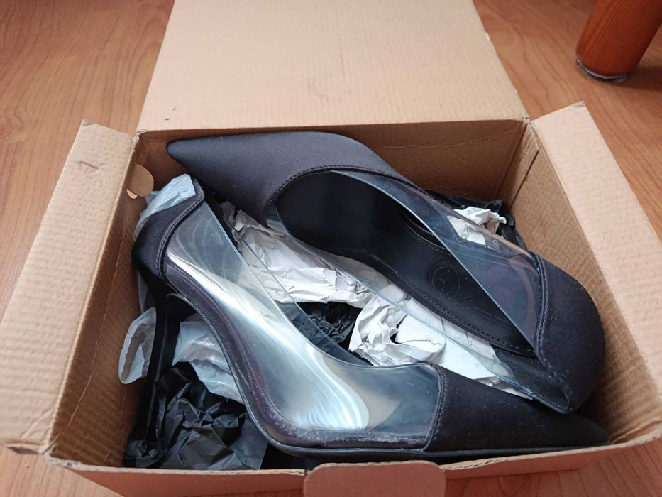 Sapatos de Salto Alto Pretos com Detalhe Transparente