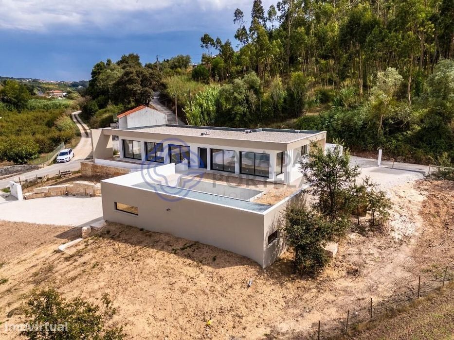 Moradia T3 Térrea com piscina e garagem