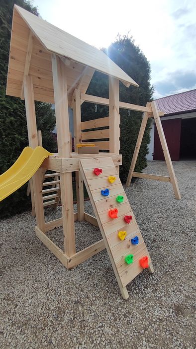 Solidny Domek dla dzieci z hustawką i wspinaczką.