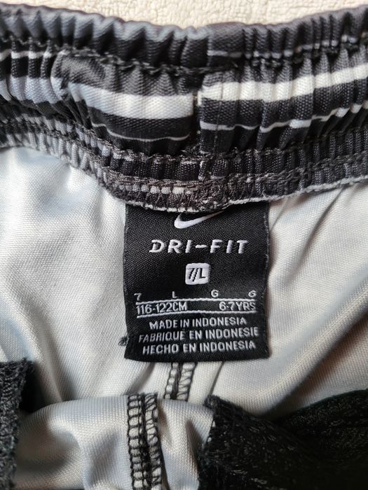 Komplet sportowy chłopięcy dla 7 latka marki Nike