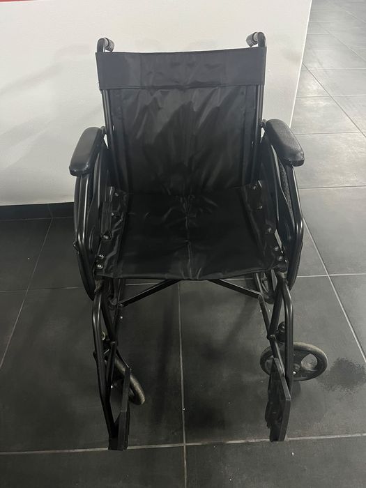 Cadeira de rodas dobravel com travão nas rodas e apoio de pés