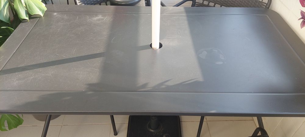 Mesa de jardim com furo para guarda-sol – Bom estado