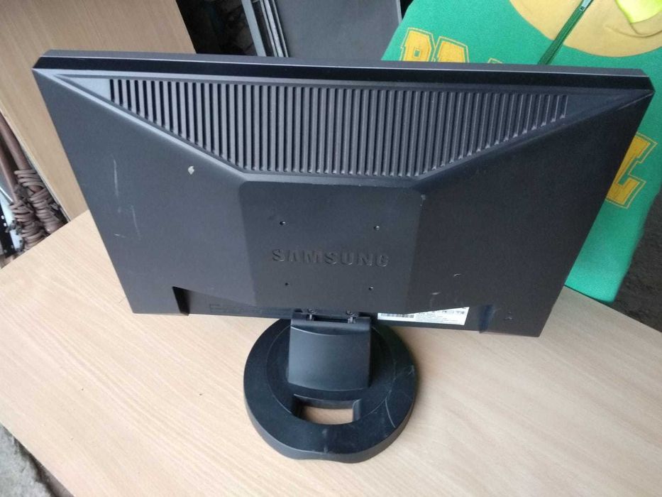 monitor Samsung 19 cali syncmaster Model 920NW biuro monitoring