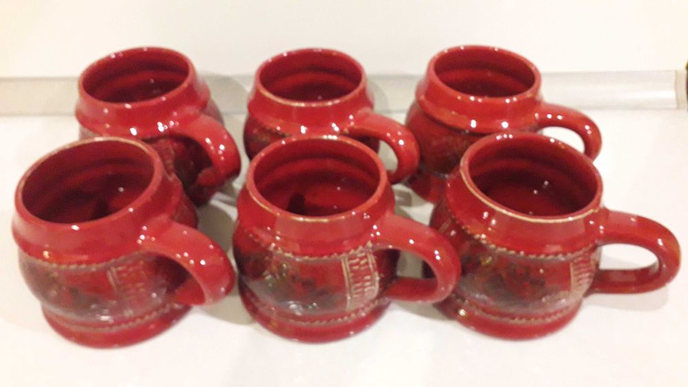 Ceramiczne kubki, sygnowane.