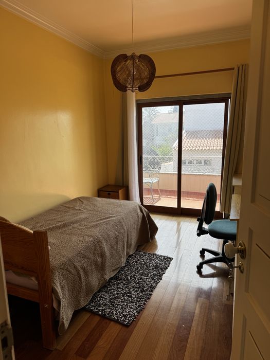 Arrendo quarto em moradia no Bairro do Rosário em Cascais.