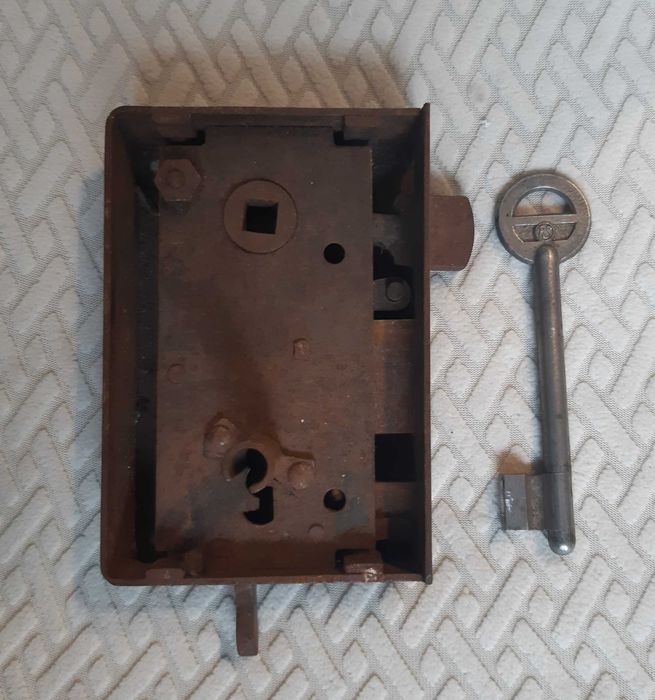 Zamek skrzynkowy puszkowy z kluczem