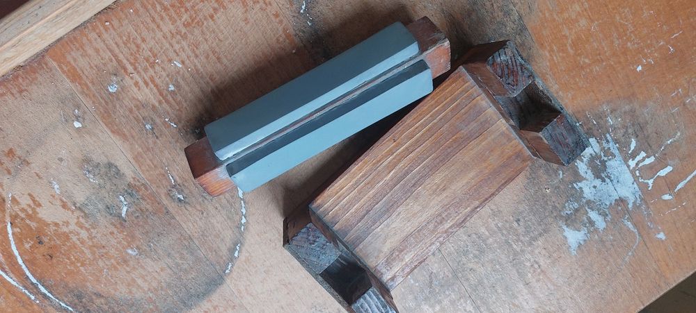 Саморобний станок для загострення ножів.