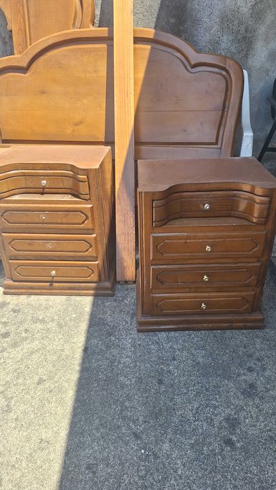 Conjunto de quarto com cama de casal e duas mesas de cabeceira