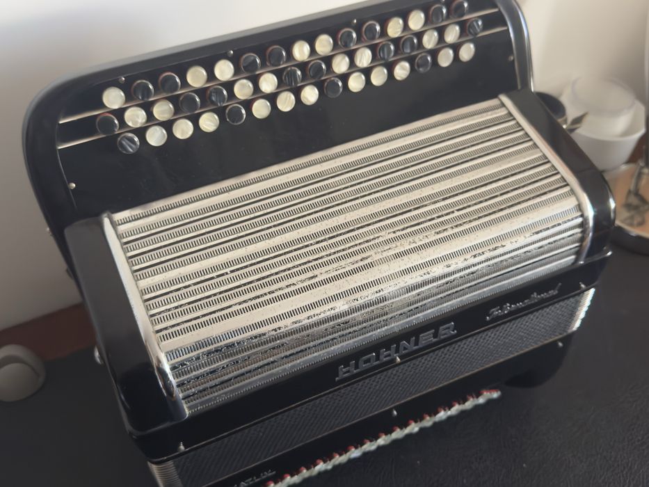 Acordeão Hohner International Amati IV