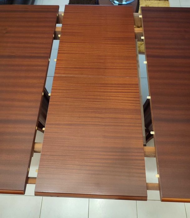 Mesa de sala mais seis cadeiras
