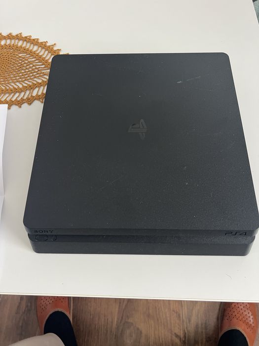 Playstation 4 slim  z pięcioma grami