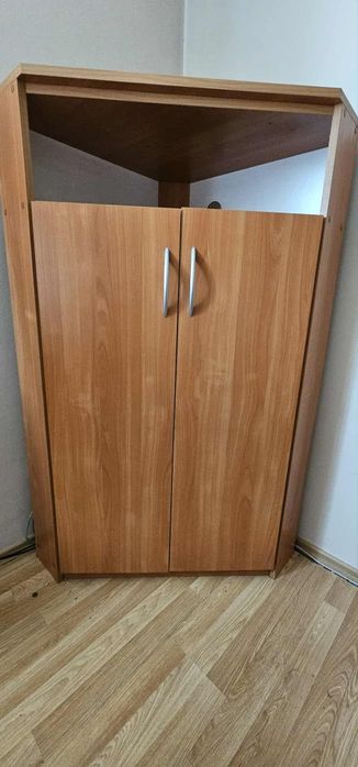 Narożna komoda w kolorze olchy miodowej z trzema półkami