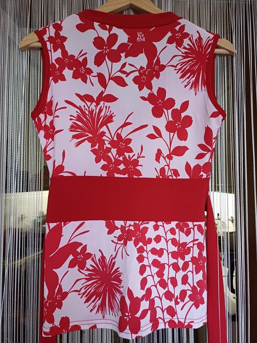 Top sem mangas, branco e vermelho, com motivos florais (S/M)