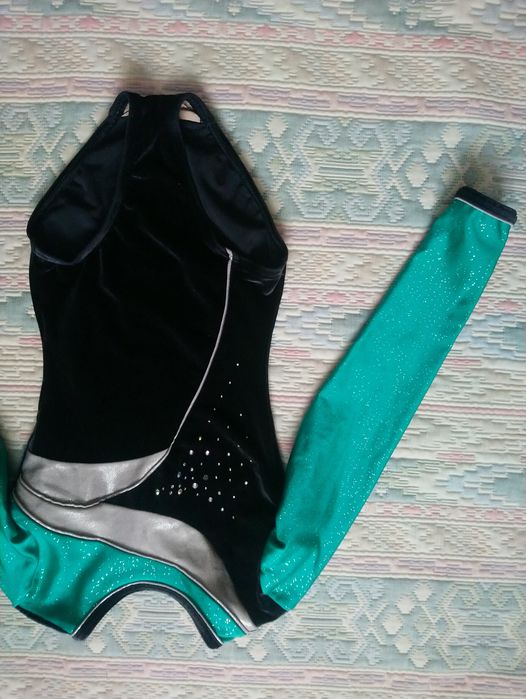 Спортивний купальник довгий рукав на 6-8 років