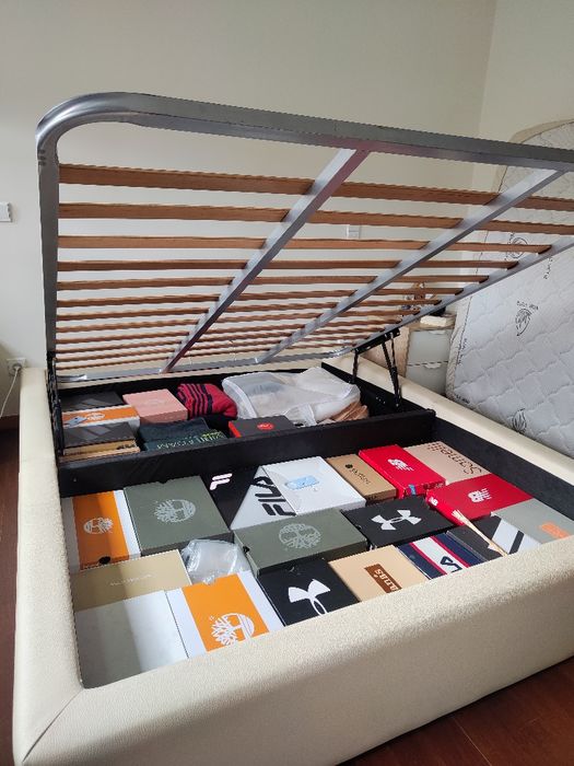 Quarto completo (cama+mesinhas+cómodas)