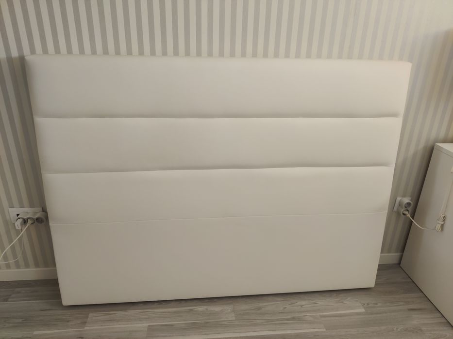 Cabeceira de cama branca