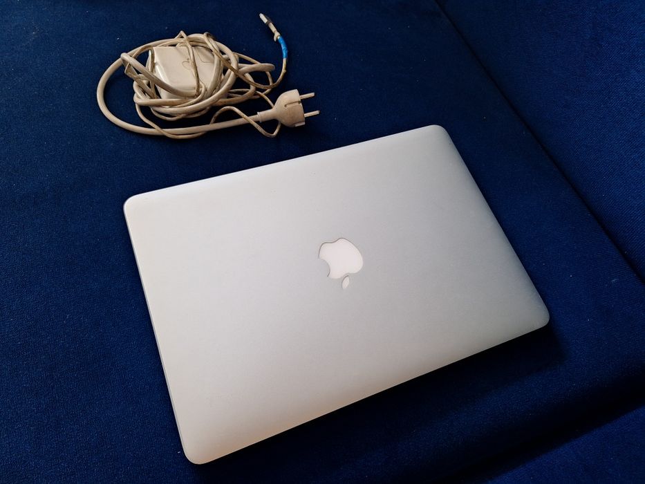 MacBook Air 13" A1466 Early 2015 i5 8GB – uszkodzony po zalaniu + ładowarka