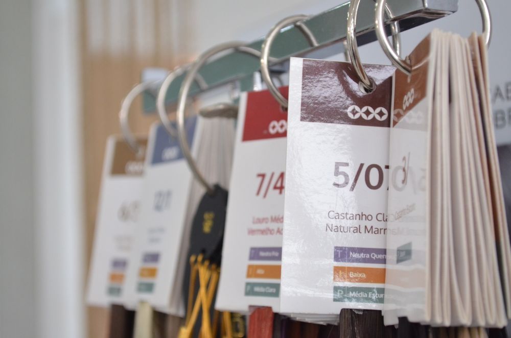 Precisa-se de Cabeleireira e Designer de Sobrancelhas