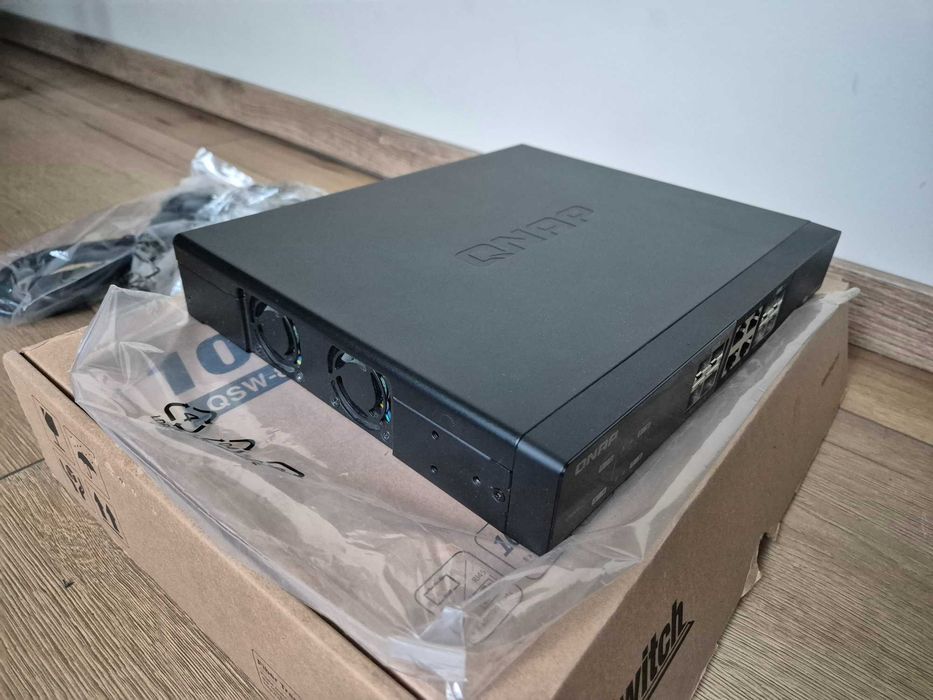 QNAP QSW‑804‑4C (8-portowy switch 10 GbE) - jak nowy
