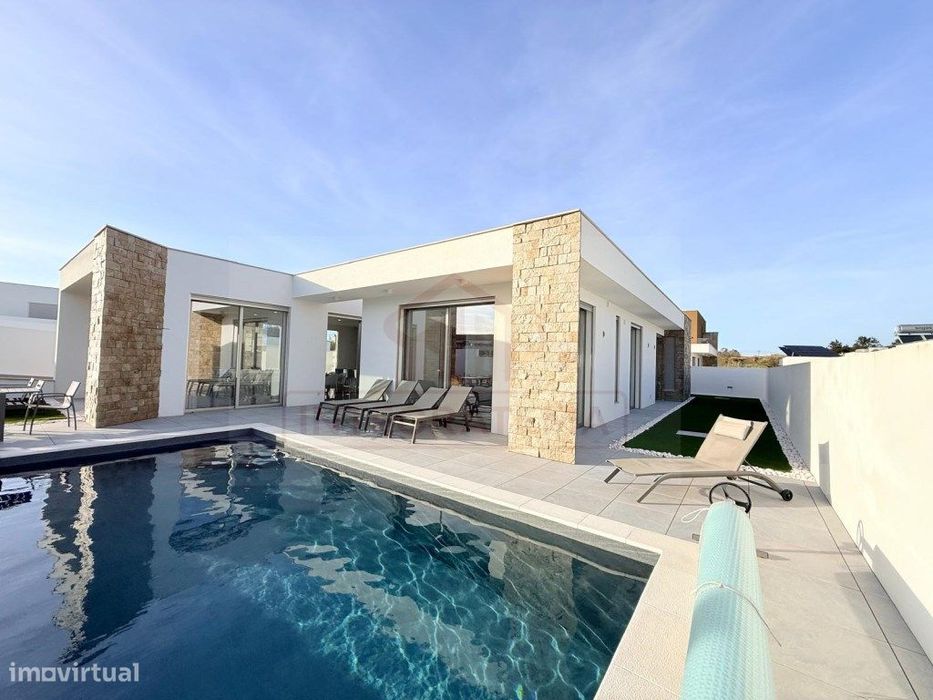 Moradia Contemporânea Térrea T3 com Piscina Aquecida na Serra do Bouro